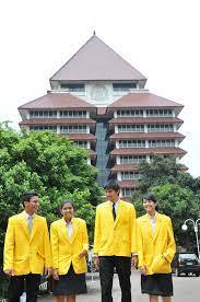 Mahasiswa Universitas Indonesia memakai jaket kuning