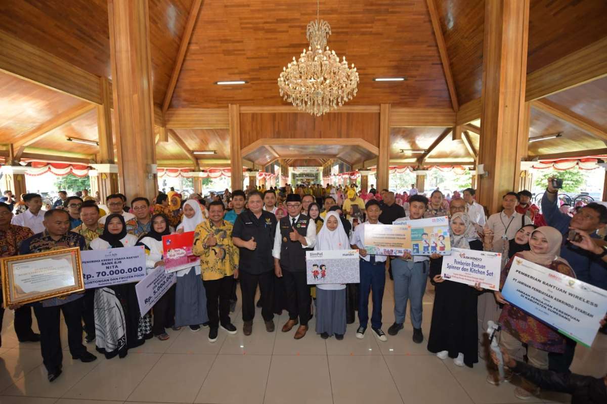 Menko Perekonomian Airlangga Hartaro dan Gubernur Jawa Barat Ridwan Kamil berfoto bersama peserta Program Kebijakan KUR UMKM di Pendopo Kabupaten Sumedang, Jumat (23/6/2023) lalu. Foto: Pemprov Jabar
