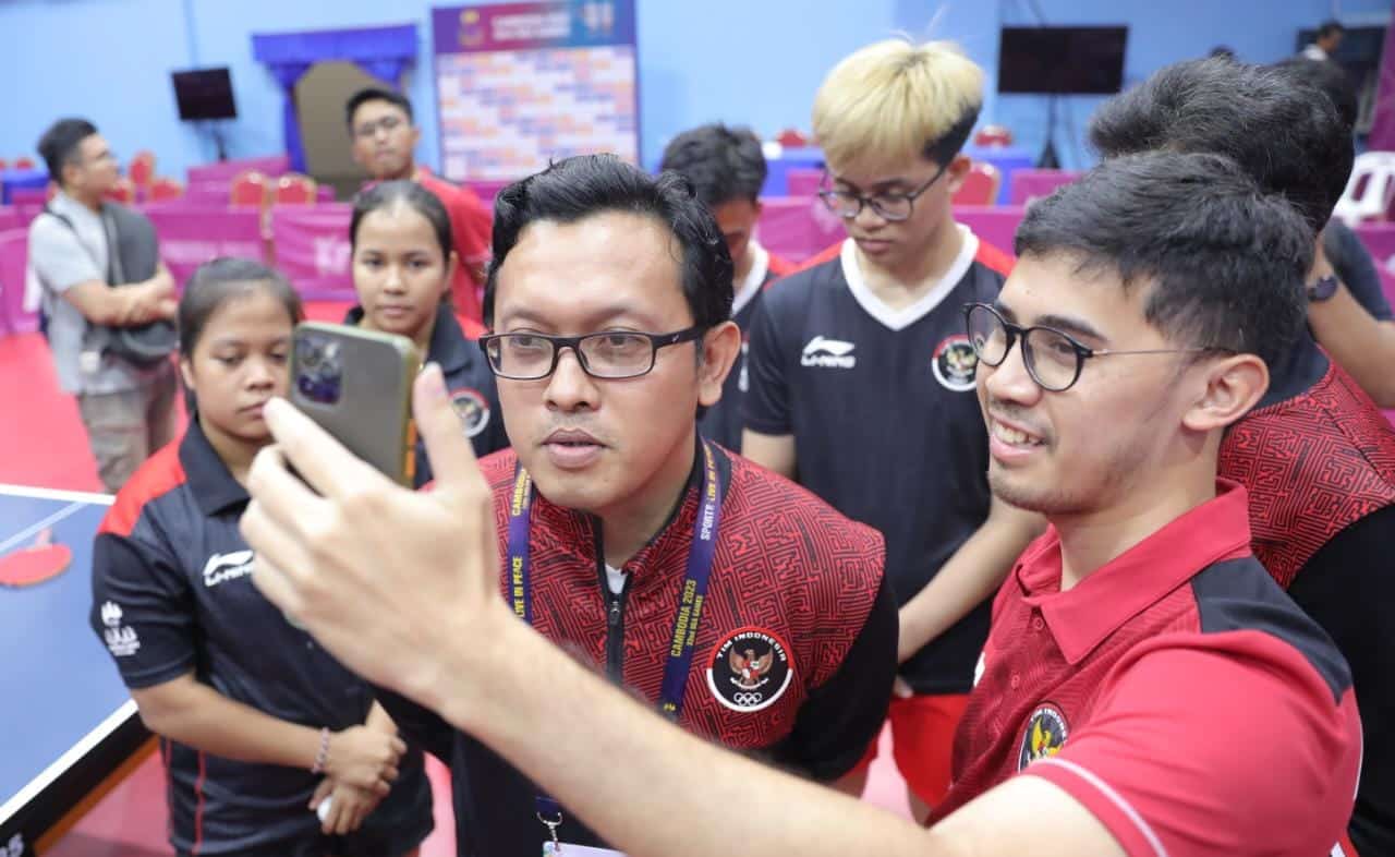 Menpora Dito Ajak Desta dan Cing Abdel Motivasi Atlet Tenis Meja Indonesia di SEA Games 2023