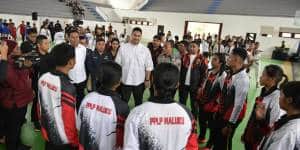 Menpora RI Dito Ariotedjo berbincang dengan para atlet di Sporthall Karang Panjang