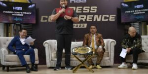 Komisaris HW Group Hotman Paris Hutapea dan Menpora Dito Ariotedjo memberikan keterangan pers soal Holywings Sport Show (HSS), di Media Center Kemenpora, Jakarta, Jumat (16/6/2023). Foto: Kemenpora
