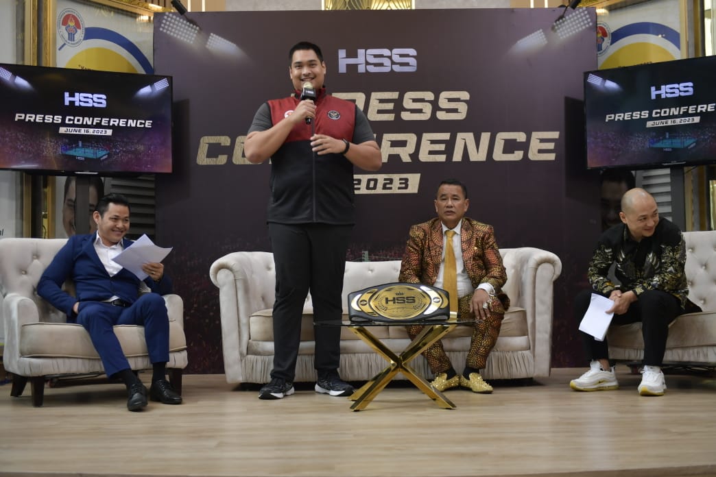 Komisaris HW Group Hotman Paris Hutapea dan Menpora Dito Ariotedjo memberikan keterangan pers soal Holywings Sport Show (HSS), di Media Center Kemenpora, Jakarta, Jumat (16/6/2023). Foto: Kemenpora