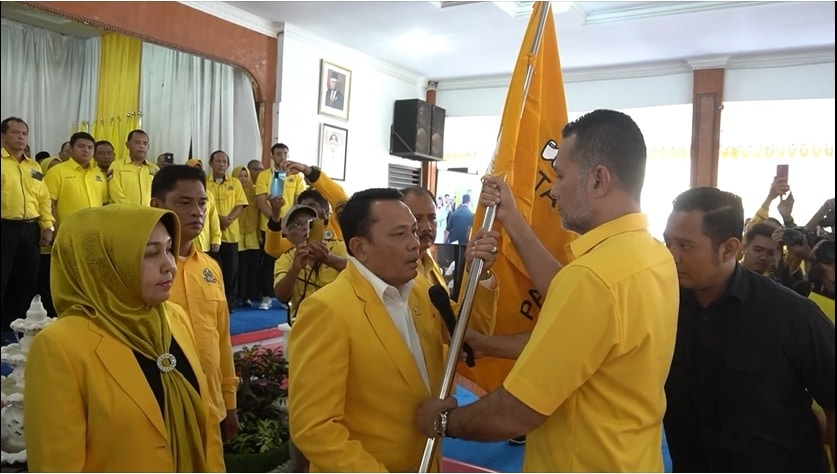 Ketua DPD Partai Golkar Sumatera Utara Musa Rajekshah melantik Ketua DPD Partai Golkar Kota Binjai Noor Sri Syah Alam Putra untuk menjalankan sisa masa bakti 2020-2025, di Binjai, Sumut, Rabu (15/3/2023). Foto: Ist