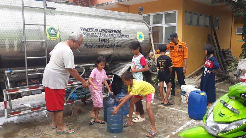 Distribusi air bersih kepada warga terdampak kekeringan di Kabupaten Bogor
