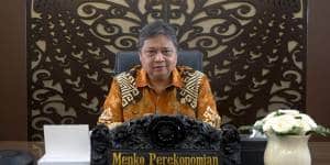 Menteri Koordinator Bidang Perekonomian Airlangga Hartarto menggunakan baju batik