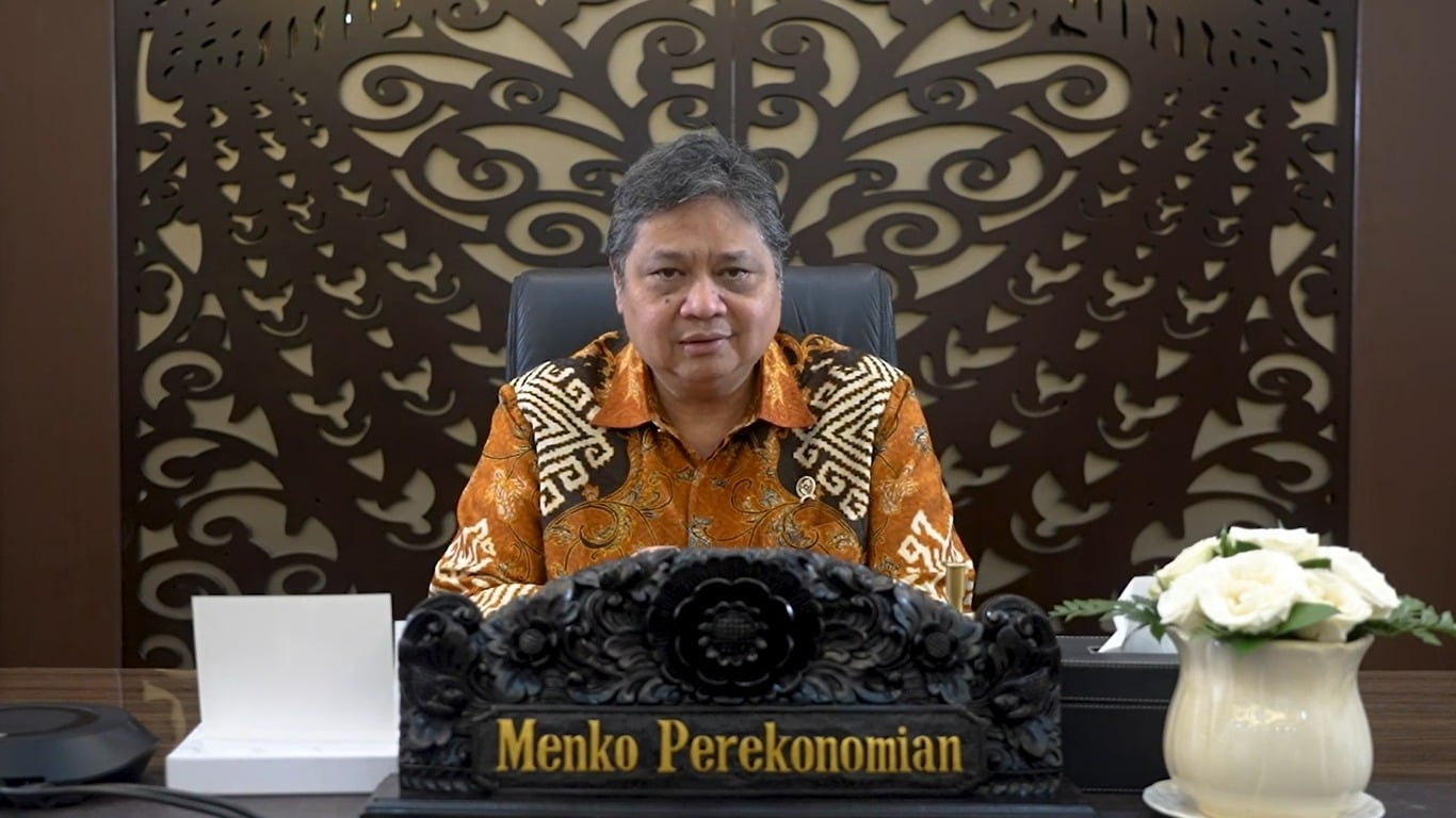 Menteri Koordinator Bidang Perekonomian Airlangga Hartarto menggunakan baju batik