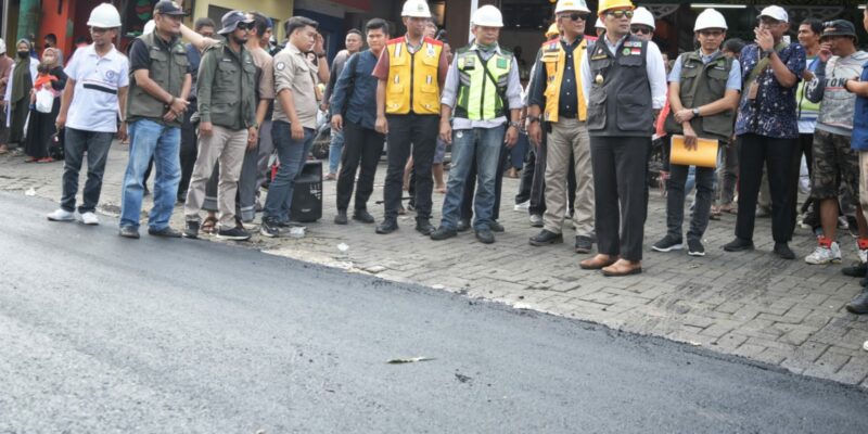 Gubernur Ridwan Kamil memantau perbaikan jalan di Cirebon Jawa Barat