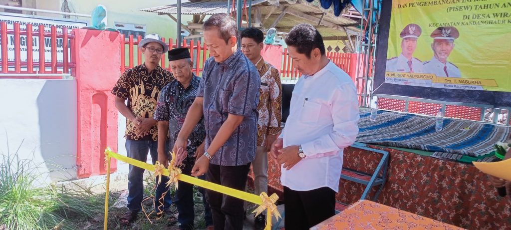 Peresmian PJUTS dan PISEW oleh Bambang Hermanto di Desa Wirakanan