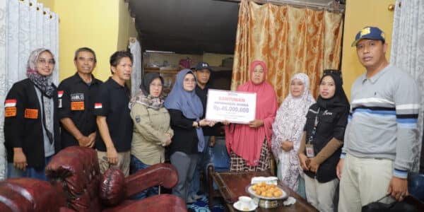 Perwakilan Bawaslu memberikan santunan kepada keluarga Almarhum Firman di Kecamatan Cina, Kabupaten Bone, Sulawesi Selatan, Sabtu (24/2/2024). Foto: Bawaslu