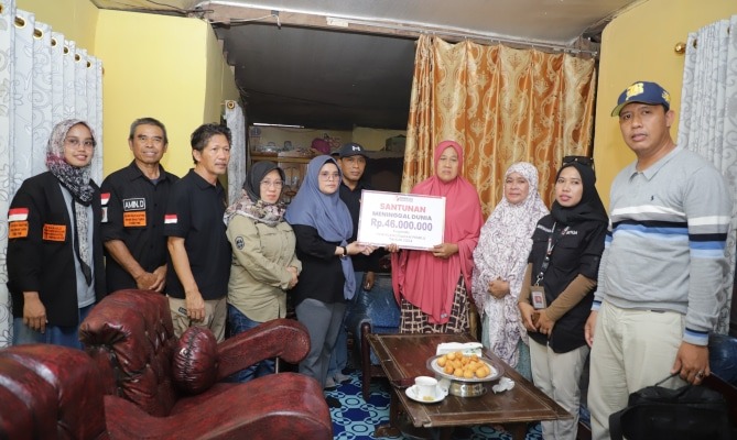 Perwakilan Bawaslu memberikan santunan kepada keluarga Almarhum Firman di Kecamatan Cina, Kabupaten Bone, Sulawesi Selatan, Sabtu (24/2/2024). Foto: Bawaslu
