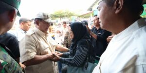 Menteri Pertahanan (Menhan) RI Prabowo Subianto menyampaikan berlangsungkawa kepada para korban erupsi Gunung Marapi, di Nagari Batu Palano, Kabupaten Agam, Provinsi Sumatera Barat, Sabtu (9/12/2023). Foto: IG prabowo
