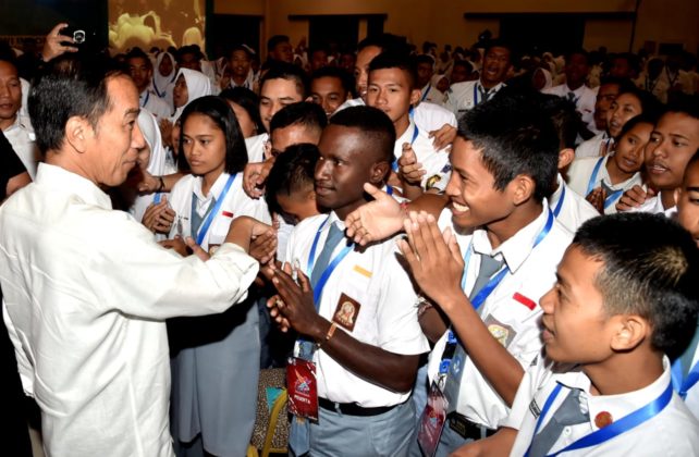 Presiden Republik Indonesia Joko Widodo dan siswa SMA SMK (Foto by: Kementerian Komunikasi dan Informatika)