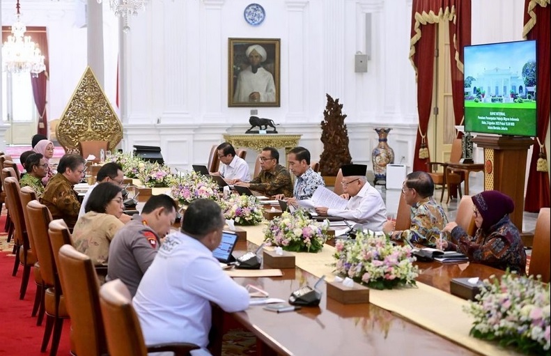 Suasana Rapat Terbatas soal Pekerja Migran Indonesia, dipimpin oleh Presiden RI Joko Widodo, di Istana Merdeka, Jakarta, Rabu (208/2023). Foto: airlanggahartarto_official
