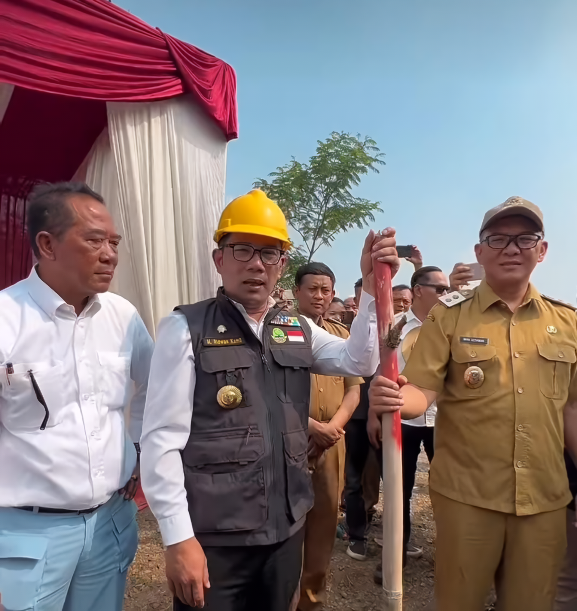 Gubernur Ridwan Kamil meninjau lokasi pembangunan jalan khusus tambang di Rumpin Bogor