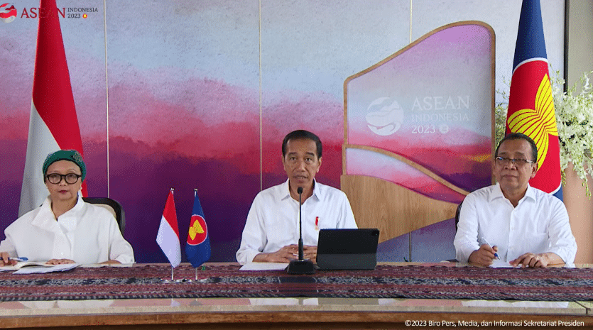 Presiden RI Joko Widodo (tengah) dalam keterangan pers hari ini didampingi oleh Menteri Luar Negeri RI Retno Marsudi (Kiri) dan Menteri Sekretaris Negara Pratikno (kanan)