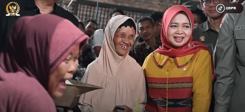 Teti Rohatiningsih bersama ibu-ibu di Pasar Bulakamba, Brebes, Jawa Tengah