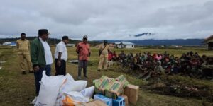 Tim dari Polri menyalurkan bantuan kepada korban kekeringan di Papua Tengah, pekan ini. Foto: Polri