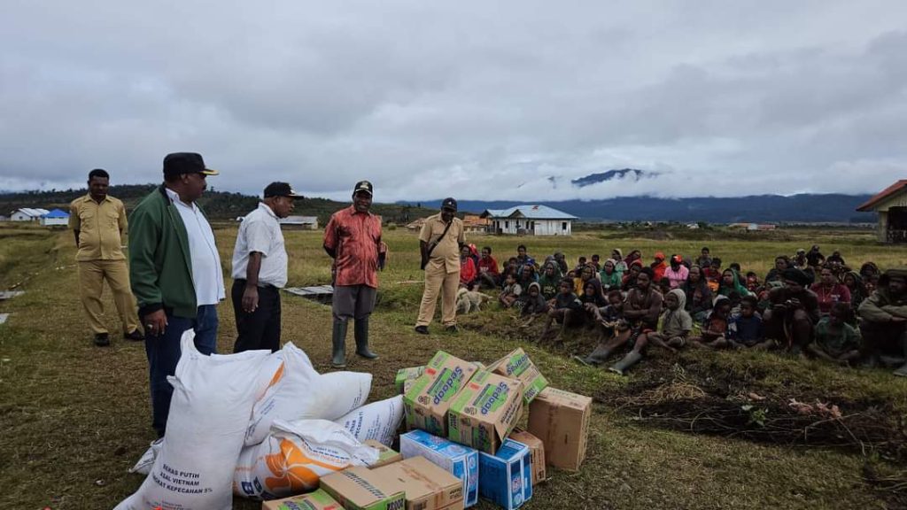 Tim dari Polri menyalurkan bantuan kepada korban kekeringan di Papua Tengah, pekan ini. Foto: Polri