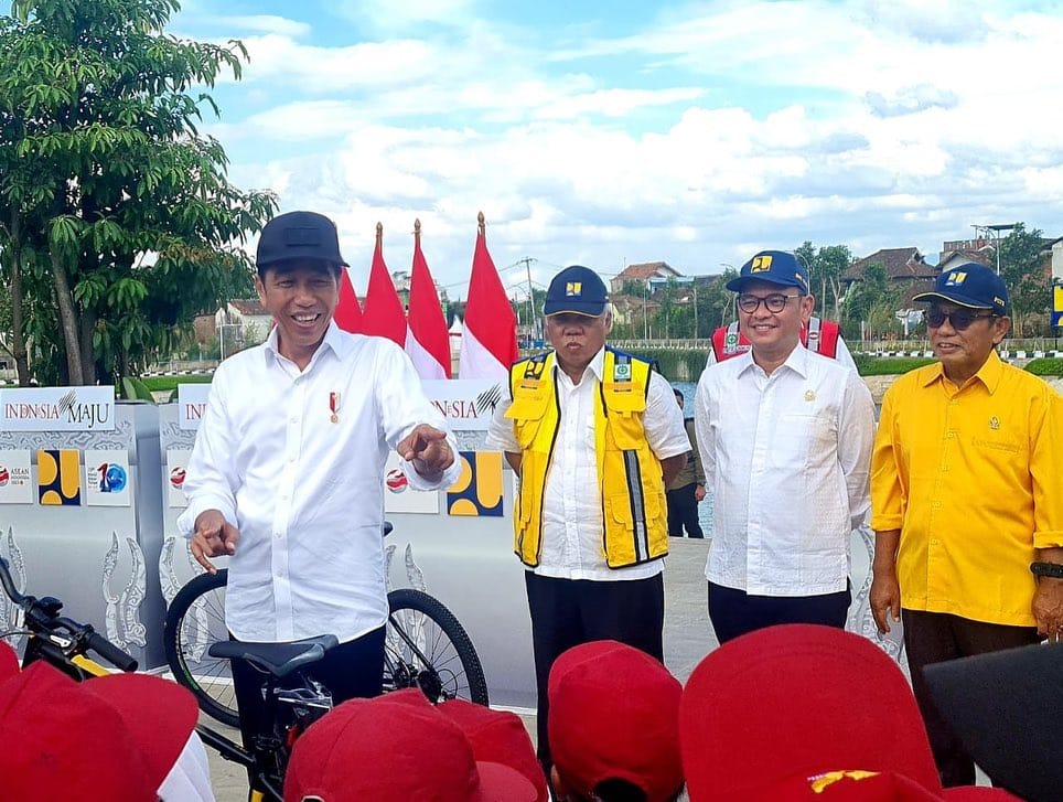 Presiden RI Joko Widodo meresmikan pembangunan infrastruktur pengendali banjir di Jawa Barat. Menteri PUPR RI dan Anggota DPR RI Fraksi Golkar Ace Hasan Syadzily Turut mendampingi Presiden.