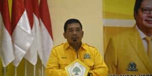 Anggota DPRD Fraksi Golkar Kab. Madiun Drs Mujono M.Si berkemeja kuning di atas mimbar