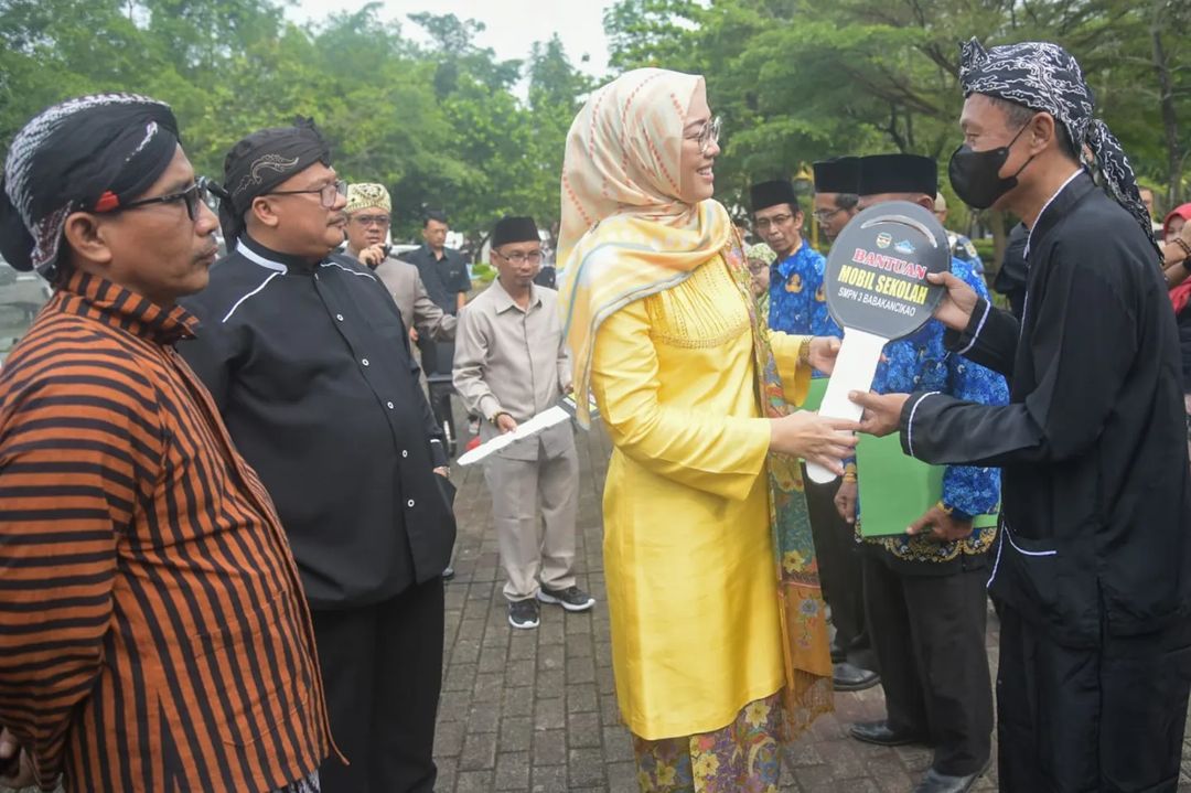 Bupati Purwakarta Anne Ratna Mustika menyerahkan kendaraan operasional di momentum Hardiknas 2023