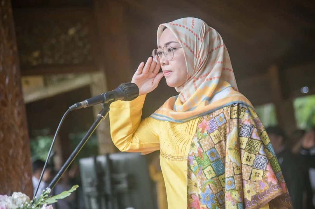 Bupati Purwakarta Anne Ratna Mustika berbaju kuning dalam posisi hormat