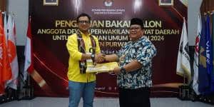 Plt. Ketua DPD Golkar Kabupaten Purwakarta Daniel Mutaqien saat mendaftarkan caleg ke KPU Purwakarta (13/5)