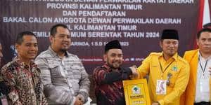 Ketua DPD Golkar Kalimantan Timur Rudy Mas'ud berbaju kuning di KPU Kaltim (14/5)