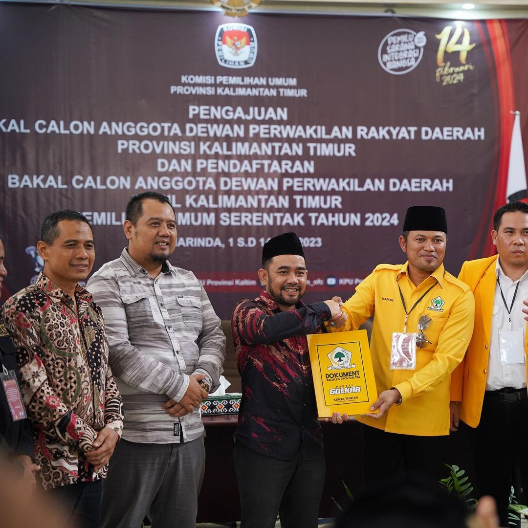 Ketua DPD Golkar Kalimantan Timur Rudy Mas'ud berbaju kuning di KPU Kaltim (14/5)