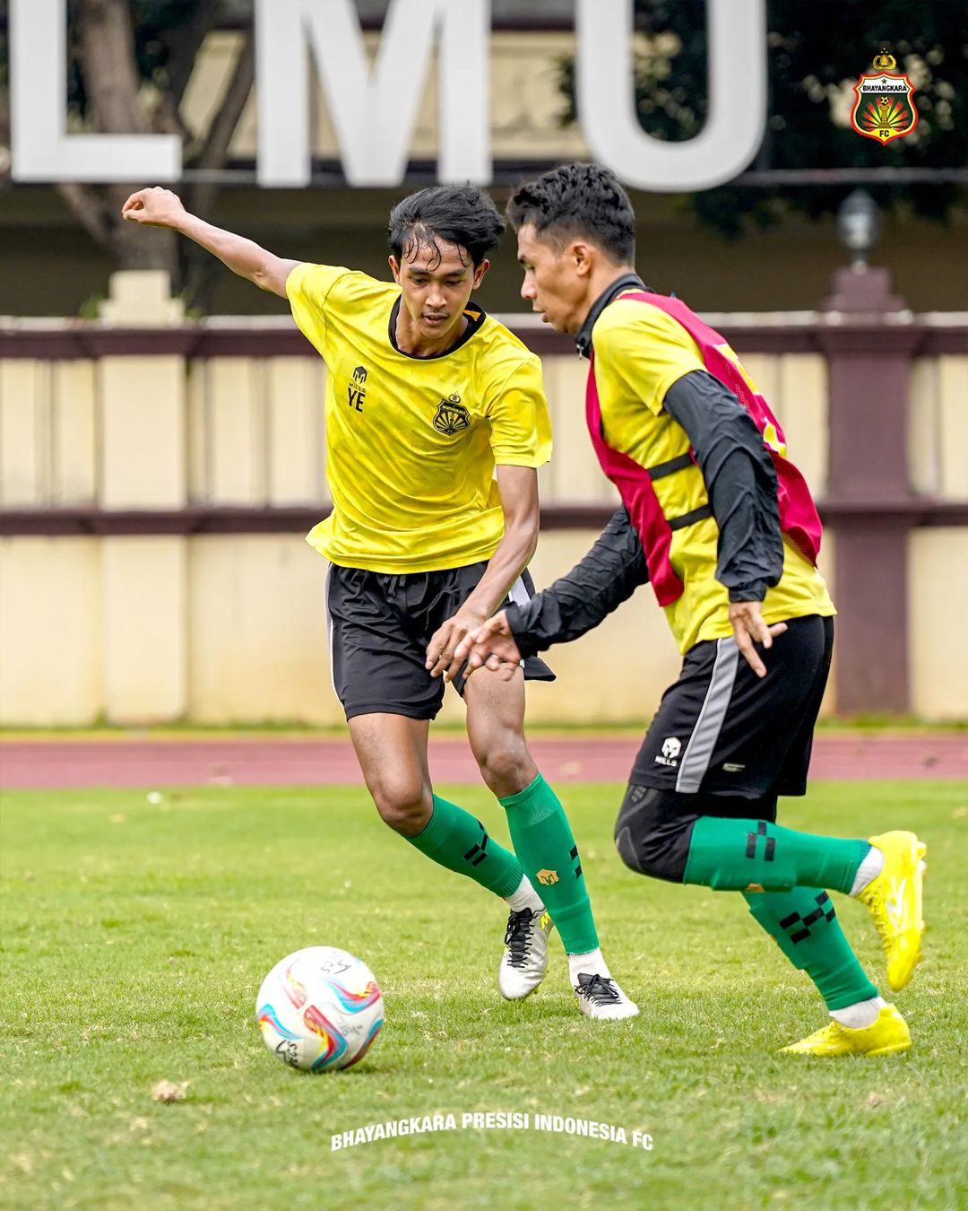 Pemain Bhayangkara FC dalam sesi latihan