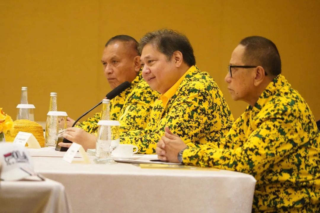 Ketua Umum DPP Golkar Airlangga Hartarto (tengah) dalam pertemuan Pengurus DPP dan Ketua DPD I di Bali, belum lama ini. Foto: Golkar