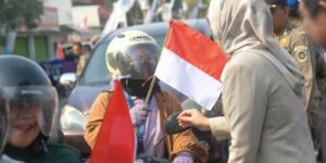 Bupati Purwakarta Anne Ratna Mustika membagikan bendera merah putih, Rabu (16/8)