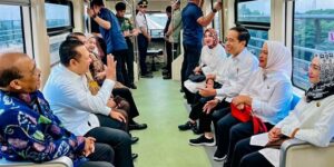 Presiden Joko Widodo dan sejumlah menteri menaiki LRT Jabodebek hari ini, Senin (28/8)
