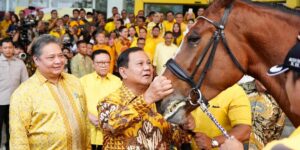 Partai Golkar hadiahi Prabowo Subianto seekor kuda