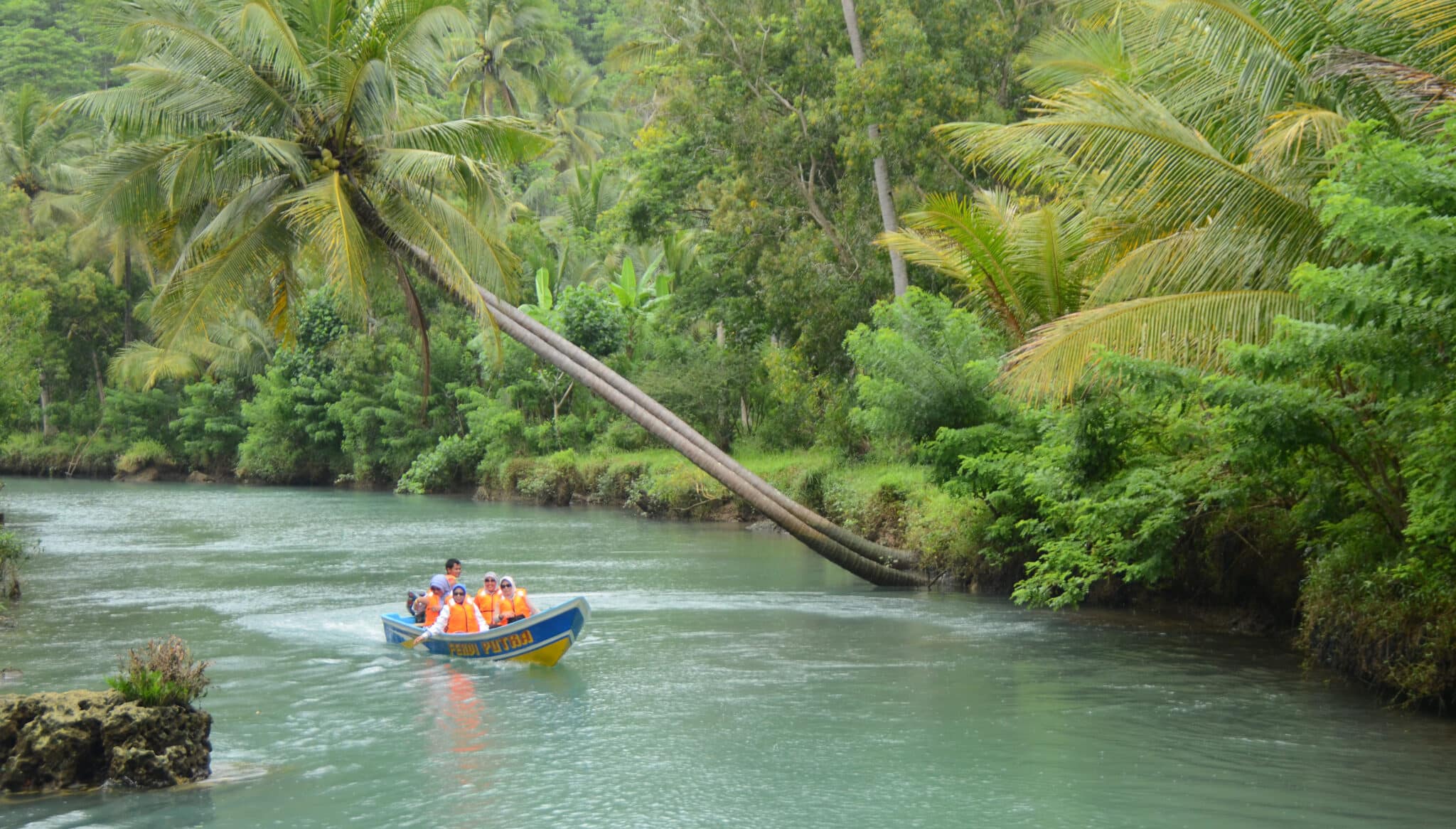 Wisata susur Sungai di Kali Cokel Pacitan dengan menggunakan perahu
