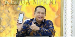 Wakil Ketua Umum Golkar Bambang Soesatyo menunjukkan aplikasi lapor SPT Tahunan di ponsel pintarya Foto FB pribadi