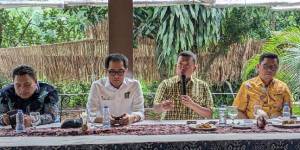 Wakil Ketua Umum Golkar Nusron Wahid menjawab wartawan hasil pertemuan tim teknis Golkar dan PKB di Senayan Jakarta Rabu 10 Mei 2023