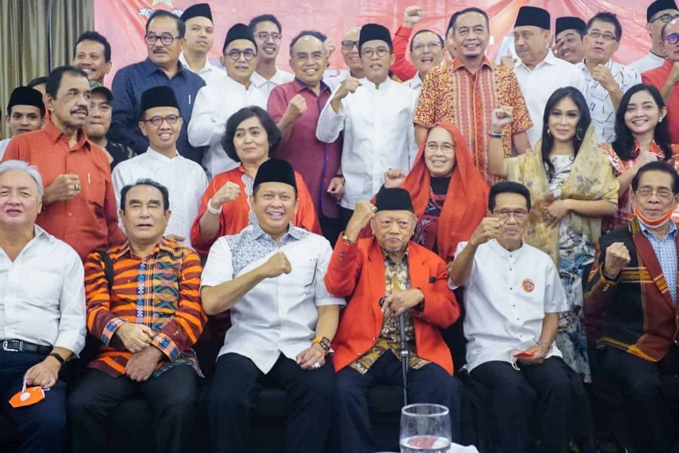Wakil Ketua Umum Partai Golkar Bambang Soesatyo berfoto berfoto bersama pendiri dan pengurus Soksi di Jakarta, Selasa (18/4/2023). Foto: Ist