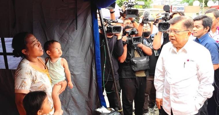 Ketua PMI Jusuf Kalla meninjau korban kebakaran Plumpang