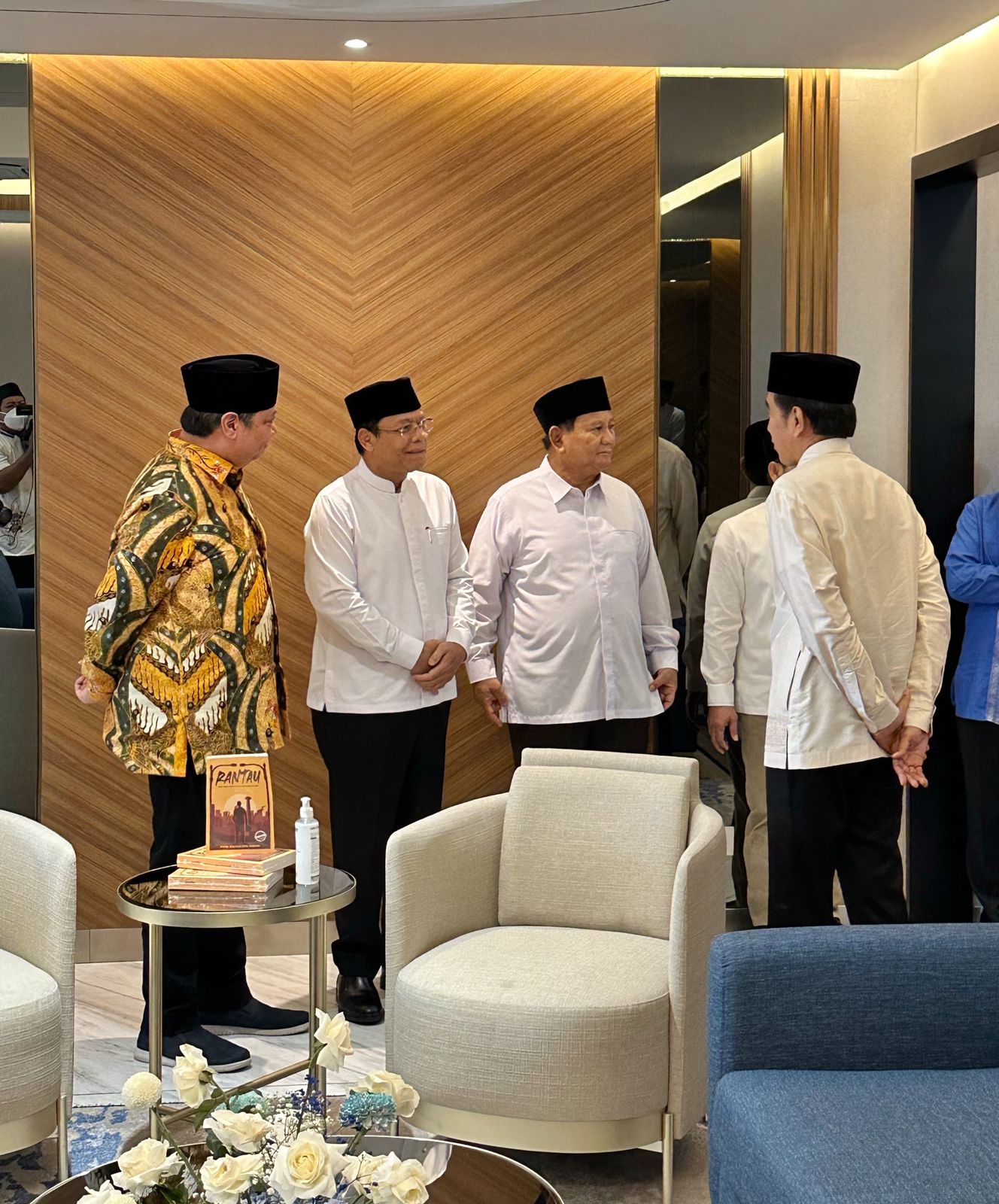 Presiden Joko Widodo bersama dengan Airlangga Hartarto, Prabowo Subianto, Muhaimin Iskandar, Zulkifli Hasan 