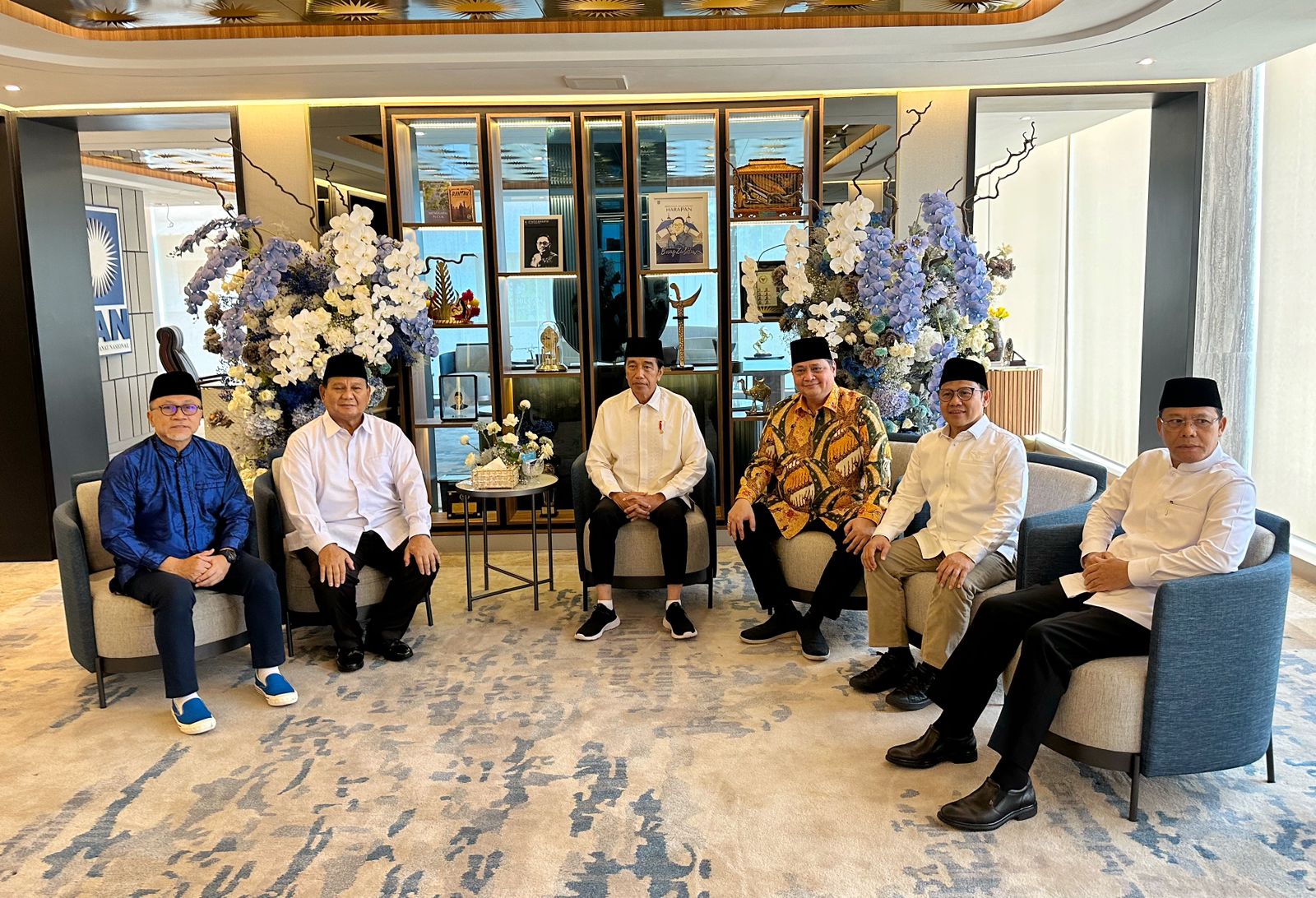 Presiden Joko Widodo bersama dengan Airlangga Hartarto, Prabowo Subianto, Muhaimin Iskandar, Zulkifli Hasan