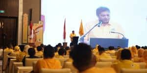 Ketua Umum Partai Golkar Airlangga Hartarto berbaju kuning berpidato di atas podium