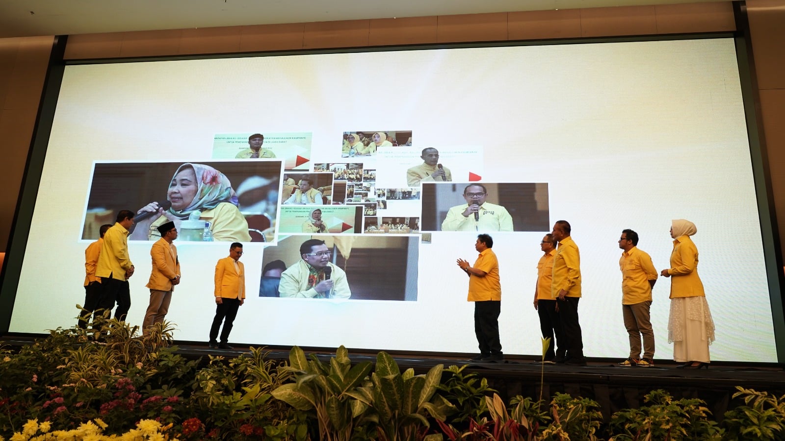 Ketua Umum Partai Golkar Airlangga Hartarto bersama beberapa orang menyaksikan layar yang berisi tokoh-tokoh partai golkar jawa barat 