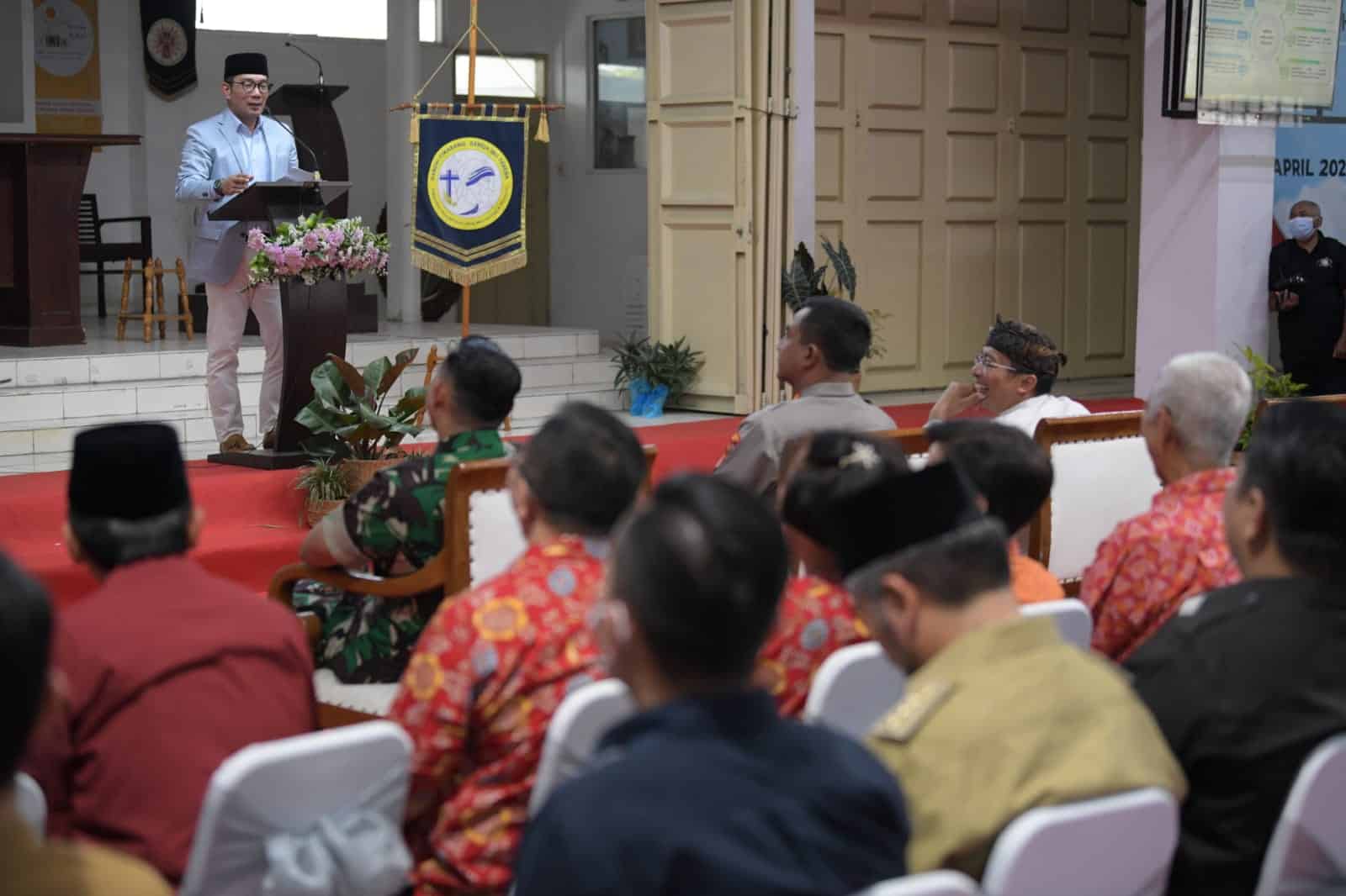 Ridwan Kamil berpidato saat menyerahkan Ridwan Kamil memberikan izin pendirian Gereja Katolik Ibu Teresa Paroki di Cikarang, Kabupaten Bekasi 