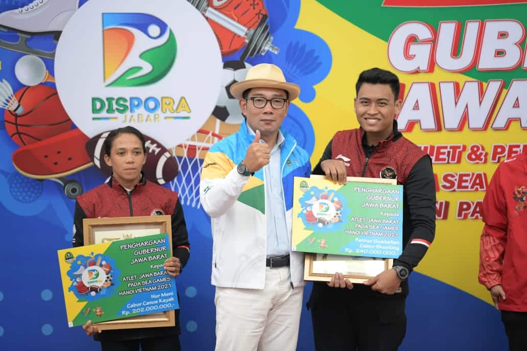 Gubernur Jawa Barat Ridwan Kamil memberikan bonus pada para atlet
