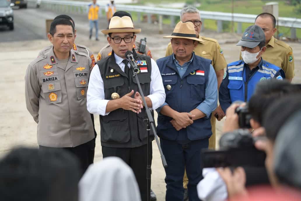 Gubernur Jawa Barat Ridwan Kamil bertopi sedang menyampaikan laporan persiapan jelang mudik lebaran 2023