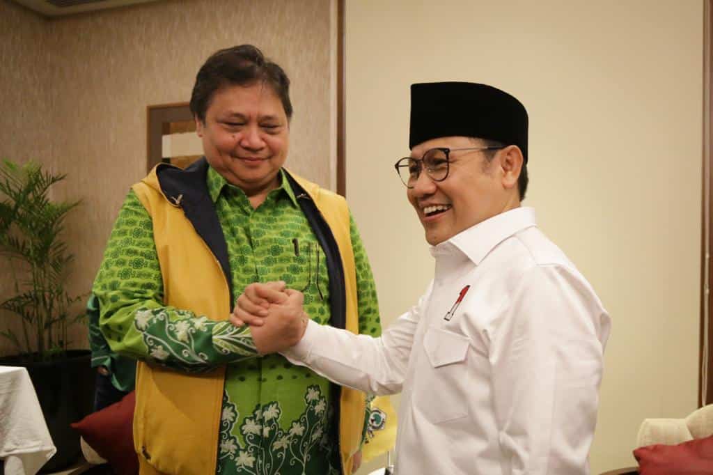 Ketua Umum Partai Golkar Airlangga Hartarto menggunakan batik berwarna hijau dan Ketua Umum PKB Muhaimin Iskandar menggunakan baju berwarna putih