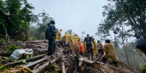 Pencarian korban tanah longsong di Lumajang