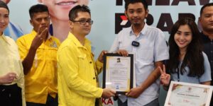 Relawan GoPro mendapatkan sertifikat