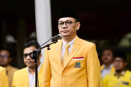 Ketua DPP Partai Golkar Ace Hasan Syadzily menggunakan jas kuning.